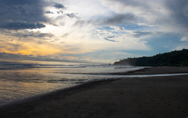 atardecer-bahia-solano-pacifico.webp
