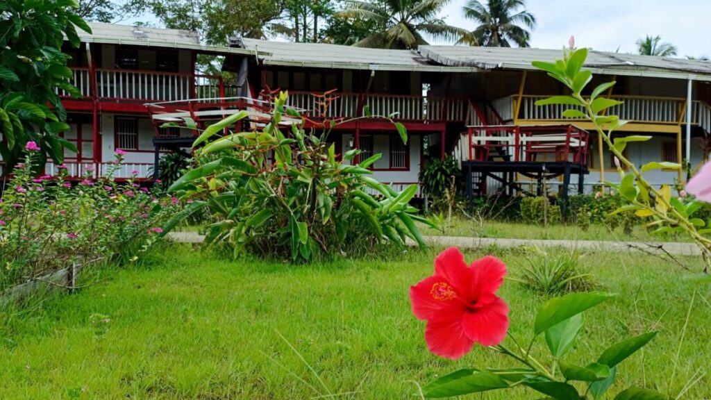 ecohotel-punta-roca-bahia-solano-frente-al-mar.webp