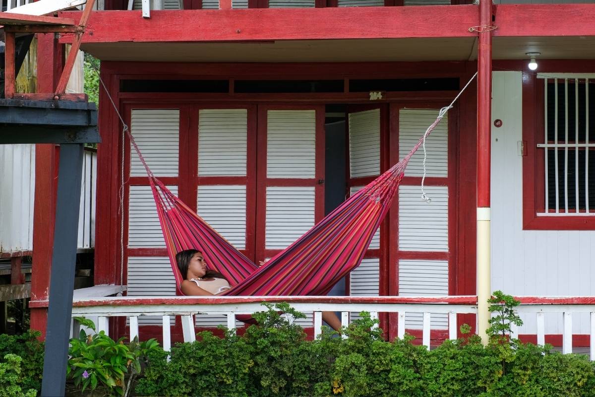 alojamiento-ecohotel-punta-roca-bahia-solano.webp